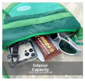 Capacité interne du sac bandoulière vert en mesh avec smartphone et lunettes de soleil