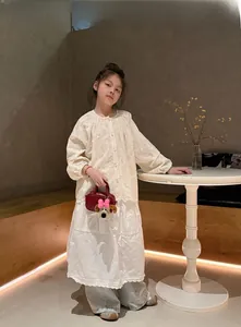 Dettaglio della mini borsa rossa con ciondolo carino e outfit da bambina alla moda