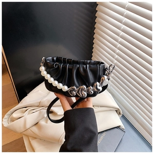 Détail du sac nuage plissé noir avec anse en perles et breloque coeur argenté