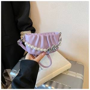 Détail du mini sac froncé violet avec bandoulière en perles et breloque coeur