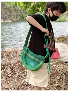 Détail du sac bandoulière vert pour enfants avec filet, corde tissée et sangle réglable