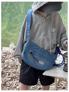 Sac bandoulière bleu pour enfant avec poche filet grise et détail cordon en plein air