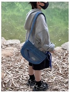 Sac bandoulière bleu pour enfant avec panneau en maille et sangle réglable en extérieur