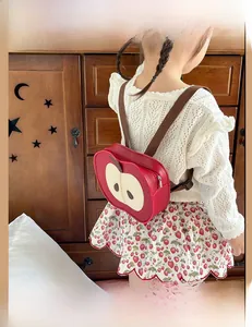 Dettaglio dello zaino per bambini a forma di mela rossa in pelle PU con spalline