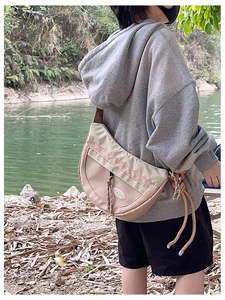 Détail du sac bandoulière beige en nylon avec patchwork à carreaux et décor de nœuds