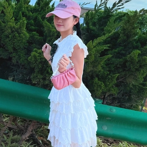 Mini sac plissé rose avec poignée en perles et robe en dentelle blanche pour petites filles
