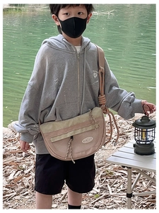 Vue détaillée de la sacoche bandoulière enfant kaki avec bandoulière corde et fermeture éclair