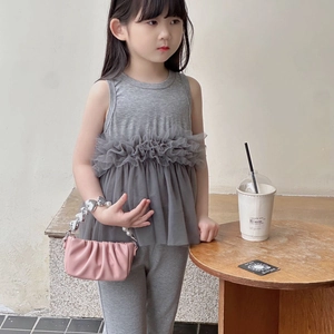 Ensemble fille avec haut gris, pantalon en maille et sac à main rose perle à volants