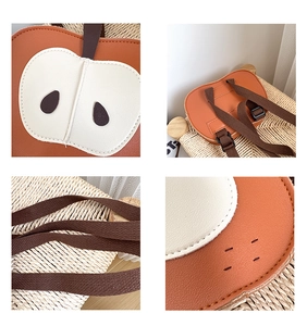 Dettaglio dello zaino per bambini a forma di mela con spallacci regolabili e texture