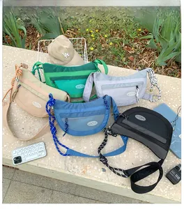 Détail de cinq sacs bandoulière en nylon mesh pour enfants en cinq couleurs variées