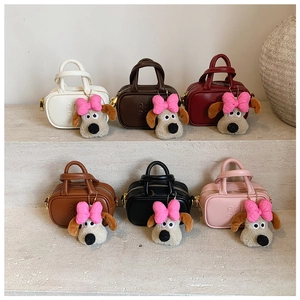 Collezione mini borse a mano in sei colori con charm a cucciolo e logo a rilievo
