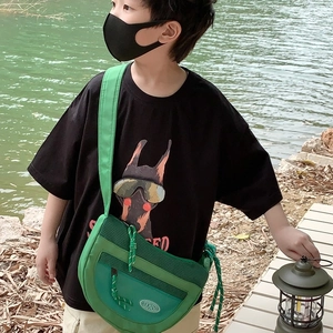 Sac bandoulière vert pour garçon avec maille filet et style sportif de plein air