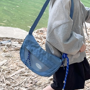 Sac bandoulière bleu sport pour garçons avec design en filet et sangle réglable