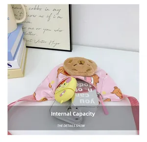 Detailansicht der rosa Bären-Brusttasche mit Platz für Handy und Kopfhörer im Inneren