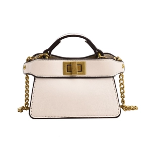 Mini borsa a tracolla bianco crema in pelle con catena dorata e chiusura girevole