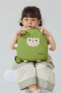 Détail d'un sac à dos enfant vert avec oreilles d'agneau 3D et broderie TMTBAGS