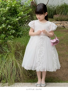 Détail de la robe de princesse blanche avec col en perles et jupe en tulle multicouche