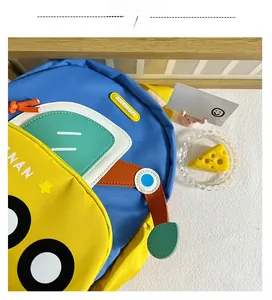 Détails du sac à dos pelleteuse pour enfants avec coutures colorées et logo en caoutchouc