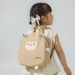 Détail d'un sac à dos enfant agneau mignon avec oreilles en peluche et design 3D beige