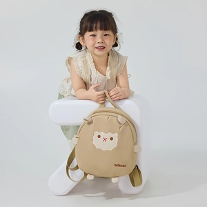 Sac à dos mouton mignon pour tout-petits avec bretelles réglables porté par un enfant