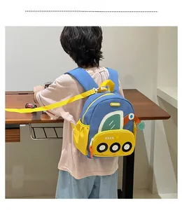 Détail d'un sac à dos pelleteuse jaune avec bretelles bleues et poches latérales filet