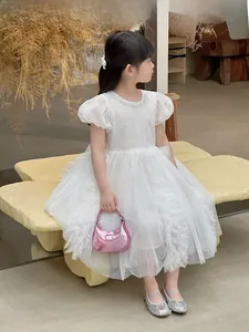Détail de robe de princesse blanche pour fille avec manches bouffantes et col perle