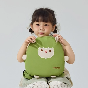 Détail d'un sac à dos mouton vert avec broderie mignonne pour enfant en maternelle