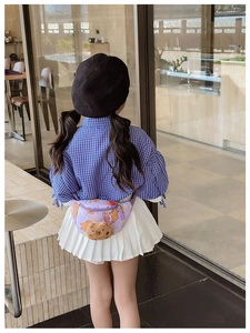 Detailansicht der lila Kinder-Gürteltasche mit süßem Plüschbär-Anhänger und Mustern