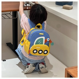 Détail d'un joli sac à dos bus en bleu et jaune porté par un enfant sur le dos