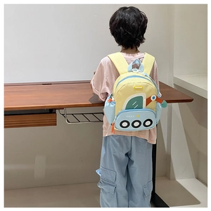 Vue arrière d'un enfant portant un sac à dos de dessin animé bleu et jaune avec bretelles
