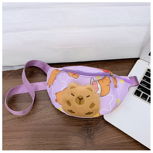 Detail der lila Capybara Bauchtasche für Kinder mit Plüschdeko und Cartoon-Print