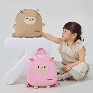Détail du sac à dos alpaga mignon avec broderie faciale et oreilles douces pour enfant