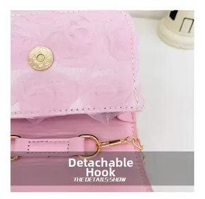 Detail des abnehmbaren Goldkettenhakens und rosa Spitzenrosen-Stoff der Kinder-Mini-Tasche