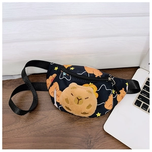 Detail der süßen Capybara-Gürteltasche mit Plüschkopf auf schwarzem Canvas für Kinder