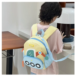 Détail du sac à dos enfant avec bretelles larges et laisse de sécurité amovible