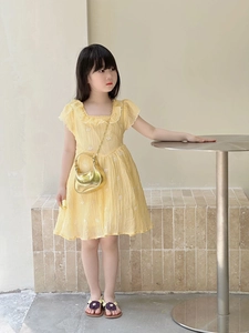 Robe jaune fleurie pour fille avec manches à volants et petit sac à main tendance