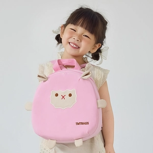 Détails d'un sac à dos rose pour enfant avec oreilles 3D et broderie de mouton