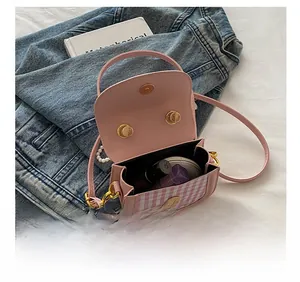 Detailansicht der Innenseite der Mini-Mädchen-Handtasche mit eingelegten Kosmetika