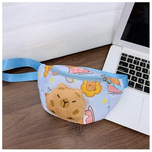 Detail der hellblauen Kinder-Gürteltasche mit Capybara-Plüsch und süßen Tier-Aufdrucken