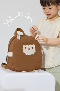 Gros plan détaillé du sac à dos mouton avec oreilles 3D et broderie TMTBAGS pour enfants