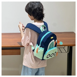 Détail du sac à dos enfant bleu marine avec motif fusée et poche latérale pour gourde
