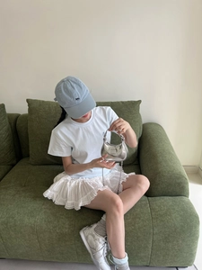 Mini sac demi-lune argenté avec chaîne fine et poignée polie pour enfants tendance