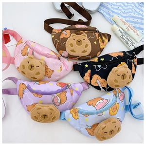 Detail von süßen Capybara Cartoon-Gürteltaschen in fünf Farben mit Plüsch-Anhänger