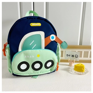 Détail du sac à dos pour enfant en forme de pelleteuse avec tissu bleu et vert menthe