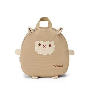 Détail de la broderie mouton et texture canvas du sac à dos beige pour enfants