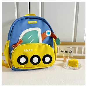 Détail du sac à dos de maternelle bleu ciel et jaune avec poches rondes design