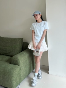 Tenue d'été pour enfants avec t-shirt blanc, jupe en dentelle et sac à chaîne argenté