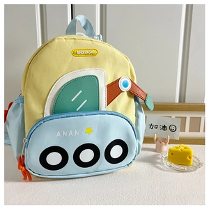 Détail du sac à dos enfant jaune et bleu avec motif excavateur et texture en toile