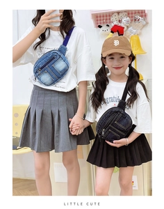 Détail de sacs à bandoulière en denim pour enfants en bleu clair et bleu foncé avec zip
