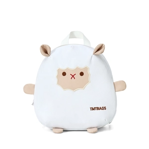 Détail de la face de mouton brodée et des oreilles 3D sur le sac à dos blanc enfant